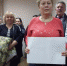 Активистка Надежда Панфилова с табличкой «Свободу Леониду Волкову!» с группой земляков в зале заседания. Фото автора - Chuvash.Org