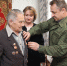 Военком Новочебоксарска Сергей Баранов прикрепляет медаль на грудь ветерана. Фото Максима БОБРОВА - Газета Грани