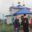 Староста деревни Шутнерово Юрий Овчинников,  отец Василий и Анатолий Смирнов  перед церковью Рождества Пресвятой Богородицы - Газета Республика