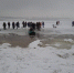 Из-за планового сброса воды на Чебоксарской ГЭС около сотни рыбаков оказались на льдине - Чебоксары24