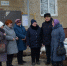 Мария Камбулова (третья справа) вместе с инициативной группой жителей дома № 39 по улице Первомайской (слева направо) Зоей Богатовой, Александрой Финько, Надеждой Вараксиной, Сергеем Мастыковым, Альбиной Филипповой. Фото автора - Газета Грани