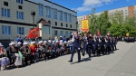 Кадеты школ и детских садов Новочебоксарска, отдавая честь, прошли парадным строем перед ветеранами Великой Отечественной войны. Молодое поколение достойно продолжает дело дедов и прадедов и несет уже свою вахту памяти. Фото Наталии КОЛЫВАНОВОЙ