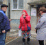 Жительница дома № 22 по ул. Коммунистической Татьяна Васильевна (в центре) рассказывает, как соб­ственники в доме отказались от проведения капитального ремонта. Эта история для тех, кто заехал сюда позже, стала настоящим откровением.  - Химеры красивой жизни: - Газета Грани
