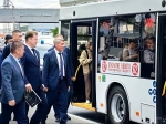 На одной из остановок в троллейбус № 62 вошел Глава Чувашии Олег Николаев. “Здесь спокойно могут ехать 90 человек. Свободно, комфортно”, — оценил машину руководитель региона. Фото cap.ru