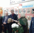 Вдова Елена передала школе переходящий шлем, который команда 19-й завоевала в битвах танковых моделей и который хранился в семье Ивановых. Фото автора - Со стенда смотрят улыбаясь...:  спецоперация - Газета Грани