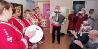 «Серебряные» волонтеры поздравили получателей социальных услуг с 8 Марта - Министерство труда и соцзащиты
