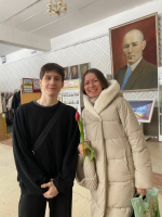 Студенты музыкального училища поздравили прекрасных представительниц прекрасного пола с наступающим 8 марта