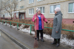 “В таком тандеме неравнодушных людей и старательного дворника часто заключается секрет благополучия многоквартирного дома”, — считает председатель ТСЖ “В.и.27” Светлана АЛЕКСЕЕВА. - Спасибо, мастер!:  День работников ЖКХ