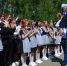 Станислав Корытов и Аня Петрова дают последний звонок в школе № 9. Фото Екатерины ШВАРГИНОЙ - Прощай, детство! Здравствуй, юность!:  последний звонок - Газета Грани