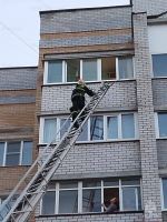В Чебоксарах сотрудники МЧС России пришли на помощь запертой 6-летней девочке
