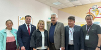 В Калининском районе Чебоксар Леонид Черкесов посетил избирательные участки, расположенные в школах - Единая Россия