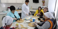 «Вкусные уроки»: жители Кугесьского дома-интерната освоили выпечку с яблоками - Министерство труда и соцзащиты