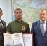 Максим Варлашкин вручил Почетную грамоту Ловягину Эльдару Алексеевичу - Собрание депутатов