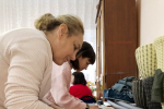 Спешим на помощь: в Калининском интернате шьют рукавицы для бойцов
