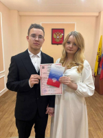 - Пять пар в Чебоксарах зарегистрировали браки в День Конституции: