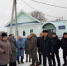 Обсуждение проблем Ольдеева проходило прямо на улице у действующей ветеринарной клиники.  Фото автора - Еще деревня или уже нет?: - Газета Грани