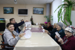 Ожидание чуда: предновогодний мастер-класс подарил жителям интерната тепло и вдохновение