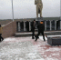 Школьники Чувашии чистят снег возле памятников - ГТРК Чувашия