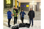 Наталья Евсюкова помогла расчистить от снега площадку перед входом в 38-ю школу