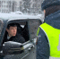 Сотрудники Госавтоинспекции Чебоксар поздравили мужчин-автолюбителей с Днём защитника Отечества - ГТРК Чувашия