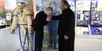 С молитвой и космическим напутствием: в Шоршелах проводили в армию сына сотрудницы музея космонавтики - Музей космонавтики