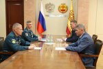 Глава Чувашии Олег Николаев и госинспектор РФ по пожарному надзору Анатолий Супруновский обсудили планы по модернизации имущественного комплекса у акватории Волги в Чебоксарах для размещения базы Центра ГИМС. Фото cap.ru - Щит страны:  Векторы развития